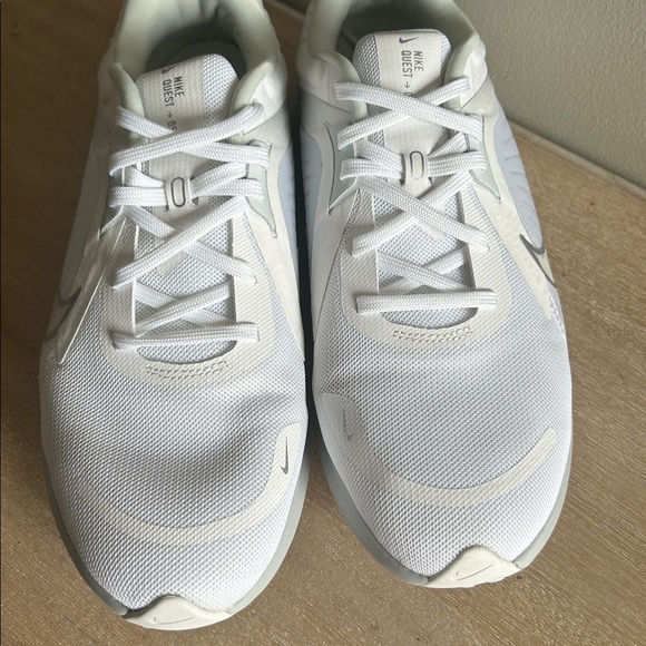 Nike quest 5 women’s sporty, comfortable, white running sneakers size 9 - Picture 2 of 14